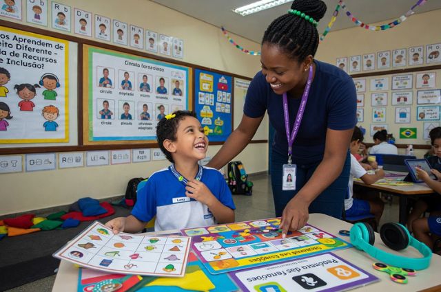 Inclusão Escolar de Crianças Autistas: O Guia Completo para Famílias, Professores e Gestores